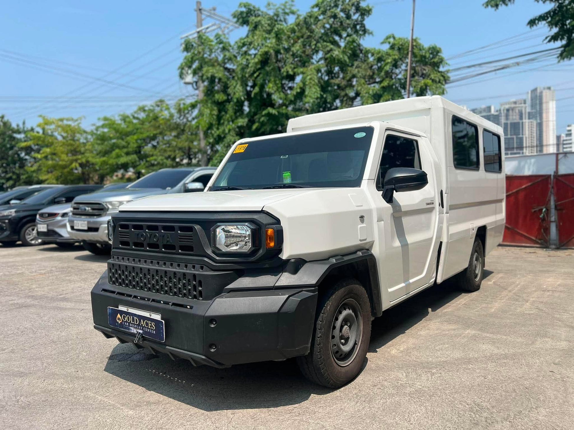 2026 TOYOTA HILUX TAMARAW 2.4 GL FX AUTOMATIC TRANSMISSION Gold Aces Car Display Center