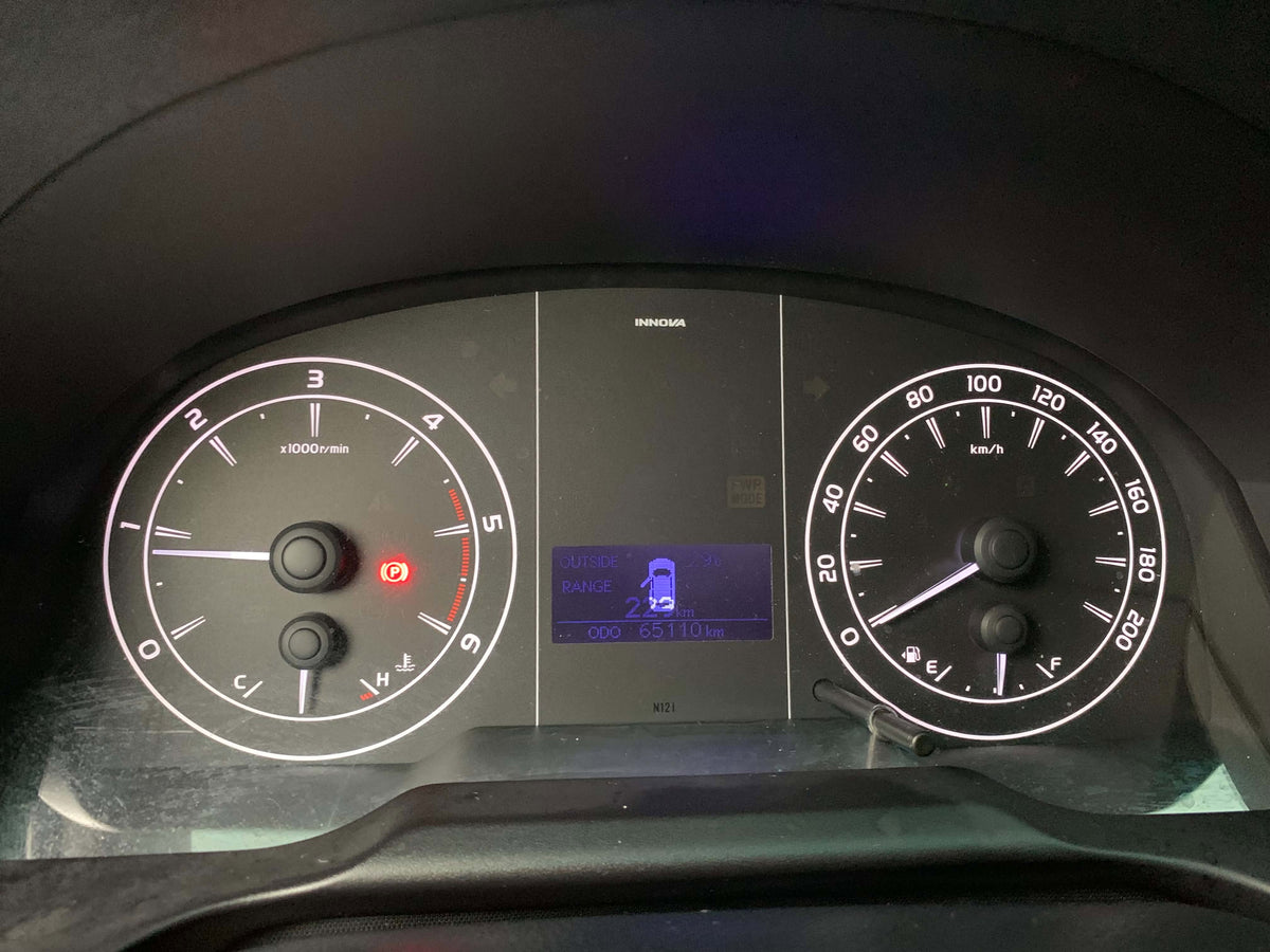 2022 TOYOTA INNOVA 2.8L E DIESEL MANUAL TRANSMISSION Gold Aces Car Display Center