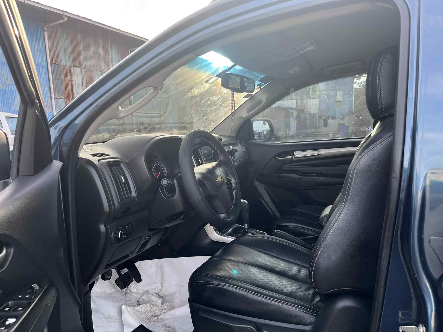 2017 CHEVROLET TRAILBLAZER 2.8L 4X2 AUTOMATIC TRANSMISSION Gold Aces Car Display Center
